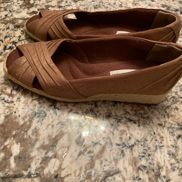 Grasshoppers Shoes Size 7 Open Toed Bronze Wedge - Picture 3 of 6